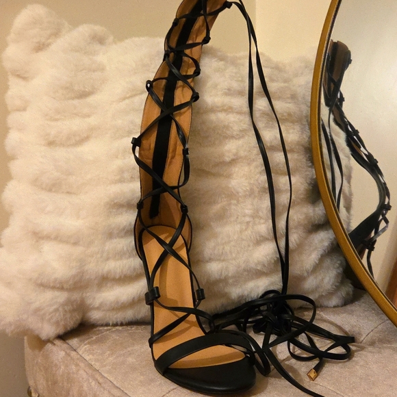 Elegant Black Lace-Up Leg Heels - Picture 4 of 10